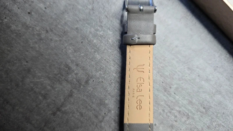 Montre Santa par Elsa Lee - cadran argent bracelet cuir gris - neuf dans sa boite d'origine