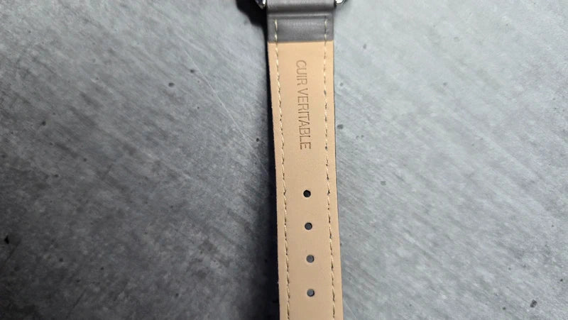Montre Santa par Elsa Lee - cadran argent bracelet cuir gris - neuf dans sa boite d'origine