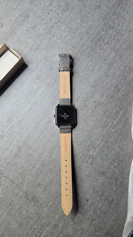 Montre Santa par Elsa Lee - cadran argent bracelet cuir gris - neuf dans sa boite d'origine