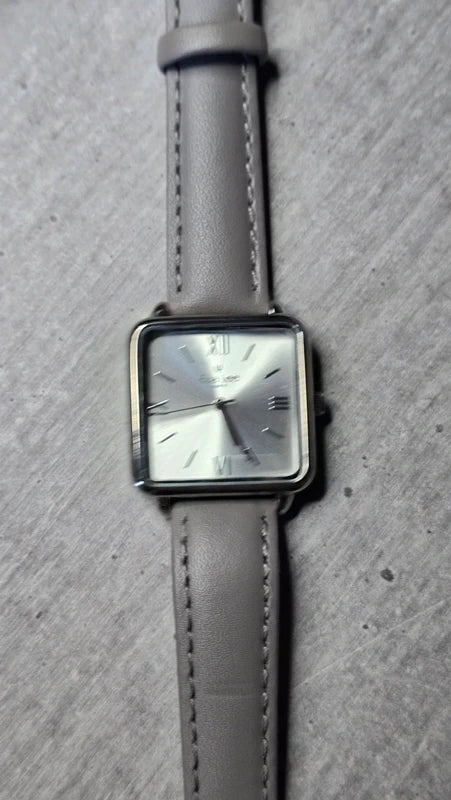 Montre Santa par Elsa Lee - cadran argent bracelet cuir gris - neuf dans sa boite d'origine