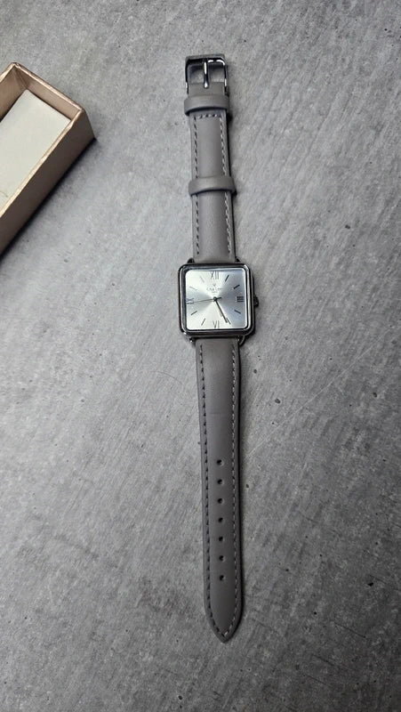 Montre Santa par Elsa Lee - cadran argent bracelet cuir gris - neuf dans sa boite d'origine