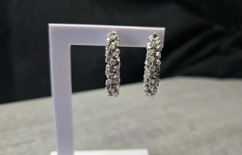 Boucles d'oreilles type petite créole orné de strass argentés