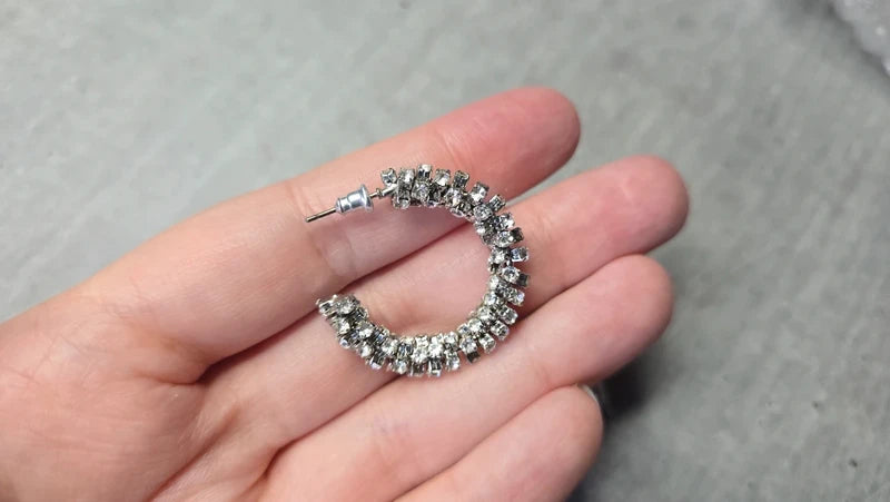 Boucles d'oreilles type petite créole orné de strass argentés