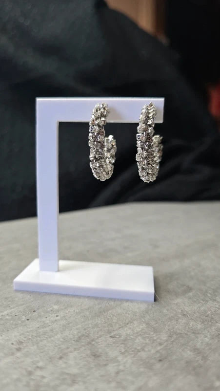Boucles d'oreilles type petite créole orné de strass argentés