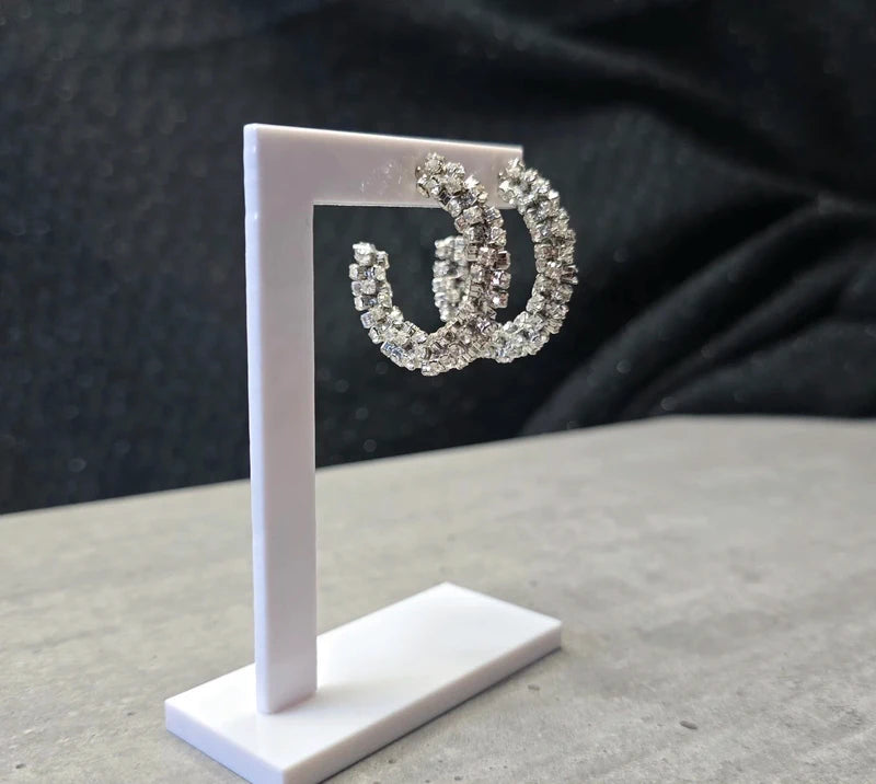 Boucles d'oreilles type petite créole orné de strass argentés