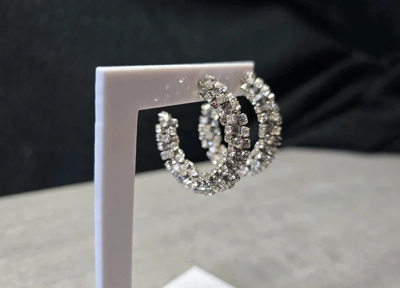 Boucles d'oreilles type petite créole orné de strass argentés