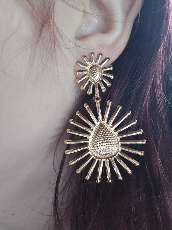 Boucles d'oreilles - neuf - effet fleur texturé - couleur doré - légère longue pendante