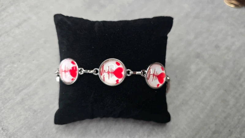 bracelet neuf - fait main - chaine argenté blanc rouge motif coeur avec cabochons - pour femme ou fille - ajustable