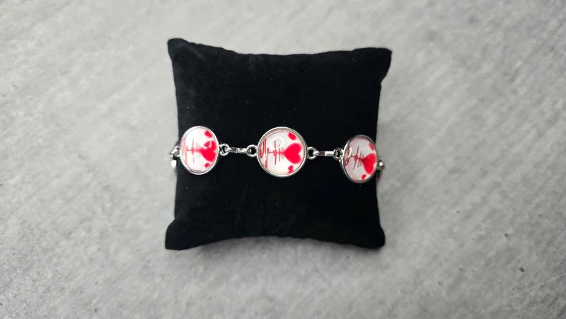 bracelet neuf - fait main - chaine argenté blanc rouge motif coeur avec cabochons - pour femme ou fille - ajustable