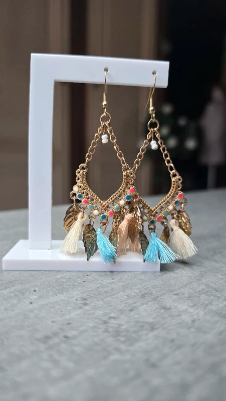 boucles d'oreilles - neuf - doré rose bleu - bohème aztèque ethnique chic feuilles pompons légère longue