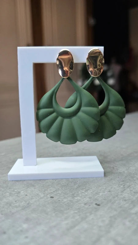 Boucles d'oreilles neuf - rondes effet fleur pétale - doré vert kaki mate - pendante longue légère