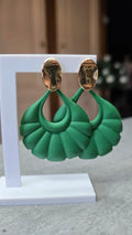 Boucles d'oreilles neuf - rondes effet fleur pétale - doré vert kaki mate - pendante longue légère