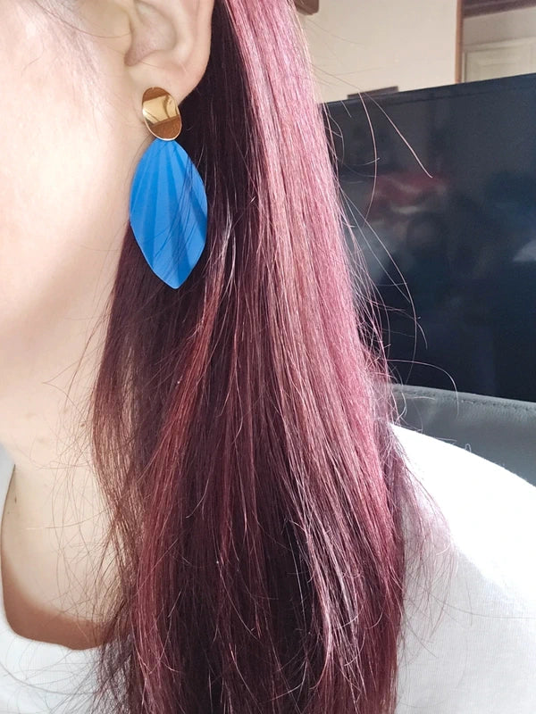 Boucles d'oreilles neuf - effet plissée doré bleu vif électrique mate - pendante longue légère
