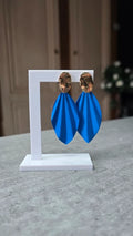 Boucles d'oreilles neuf - effet plissée doré bleu vif électrique mate - pendante longue légère
