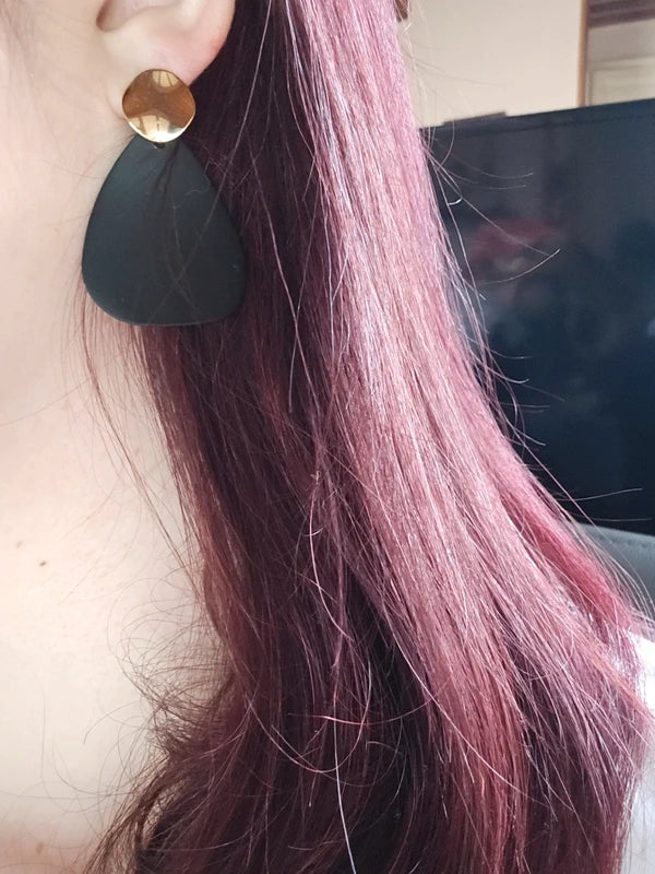 Boucles d'oreilles neuf - triangulaires doré noir / beige mate - pendante longue légère