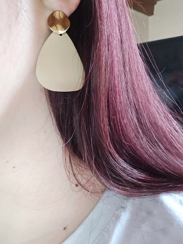 Boucles d'oreilles neuf - triangulaires doré noir / beige mate - pendante longue légère