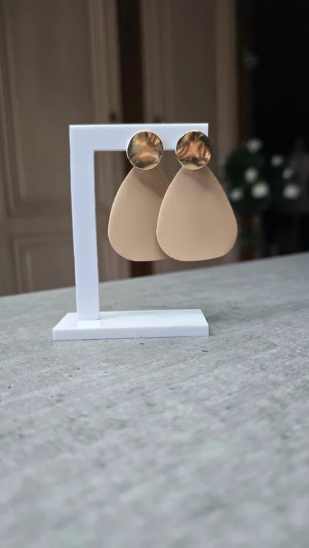 Boucles d'oreilles neuf - triangulaires doré noir / beige mate - pendante longue légère
