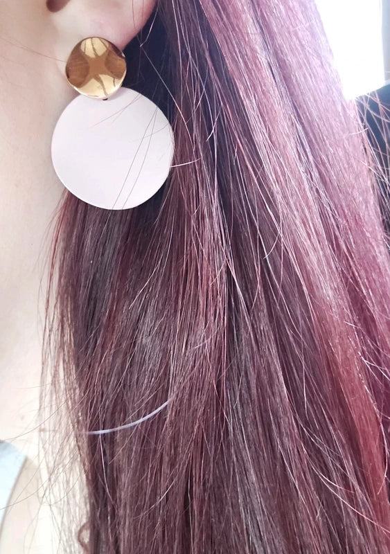 Boucles d'oreilles neuf - ronde rose pastel mate doré - pendante longue légère