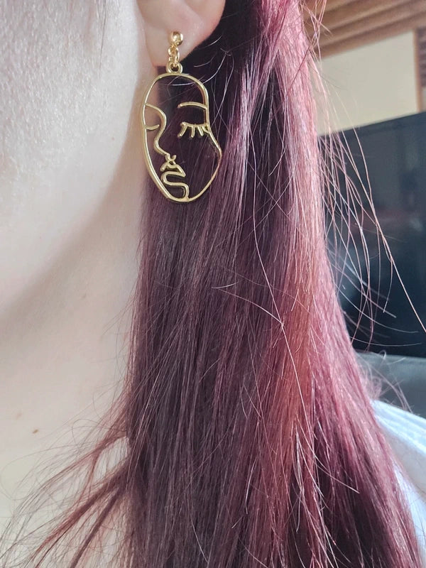 boucles d'oreilles original neuf- doré - visage femme - longue pendante légère