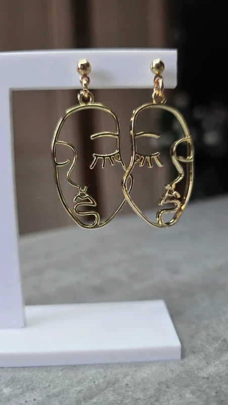 boucles d'oreilles original neuf- doré - visage femme - longue pendante légère