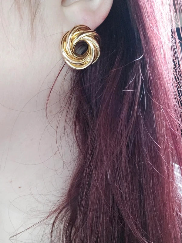 boucles d'oreilles - neuf - chic et tendance- doré - maillons entrelacés - rond fleur - pendante légère