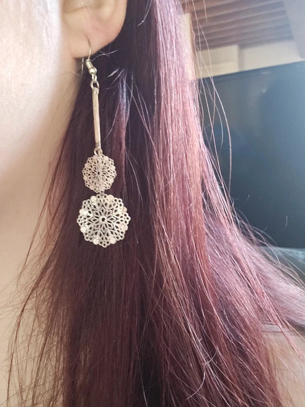 Boucles d'oreilles - argenté - fleurs mandala - chic et tendance - légère pendante longue