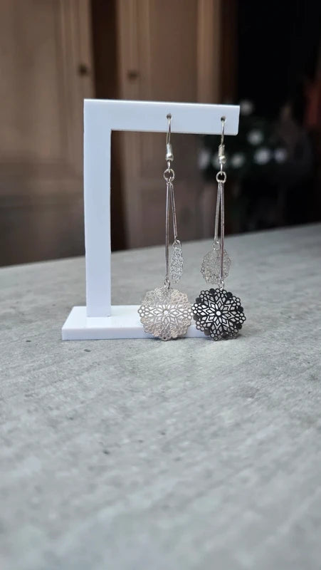 Boucles d'oreilles - argenté - fleurs mandala - chic et tendance - légère pendante longue