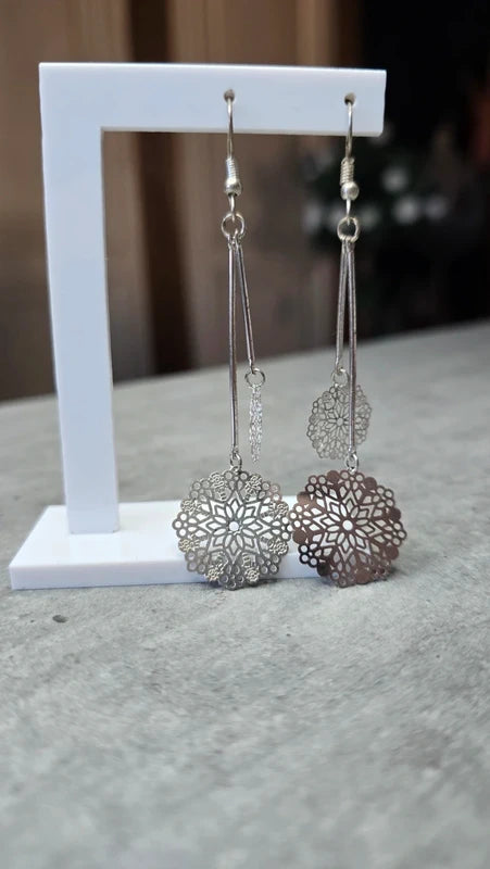 Boucles d'oreilles - argenté - fleurs mandala - chic et tendance - légère pendante longue