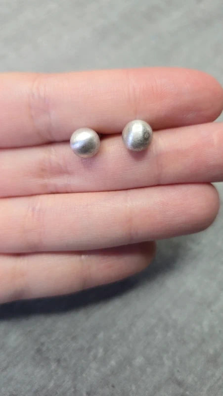 Boucles d'oreilles neuf - gris argenté nacré - rond brillant - chic tendance légère