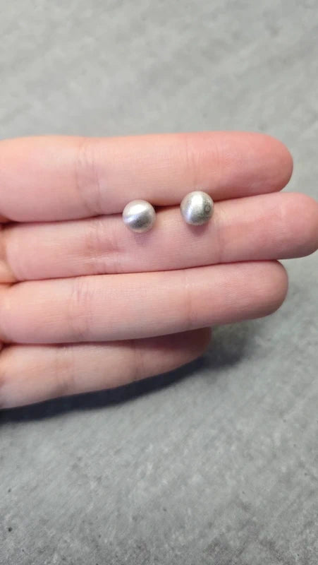 Boucles d'oreilles neuf - gris argenté nacré - rond brillant - chic tendance légère