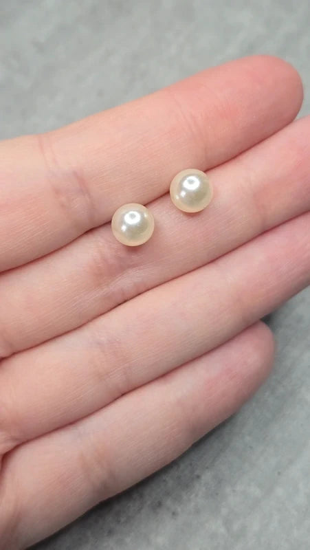 Boucles d'oreilles - neuf - perle blanc nacré - pour femme ou fille - tendance légère