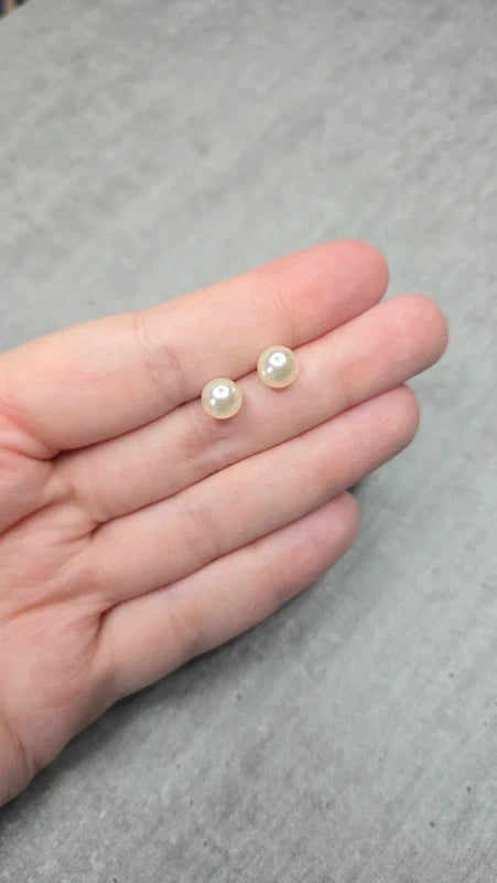 Boucles d'oreilles - neuf - perle blanc nacré - pour femme ou fille - tendance légère