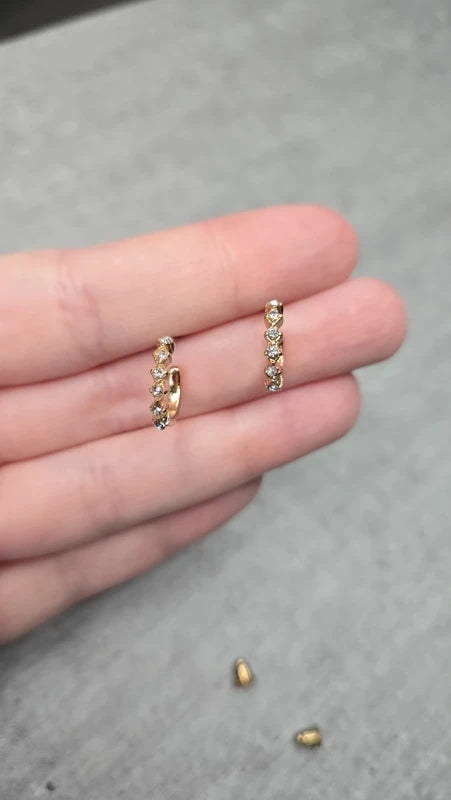 Boucles d'oreilles neuf - doré argenté strass - type petite créole - chic tendance légère
