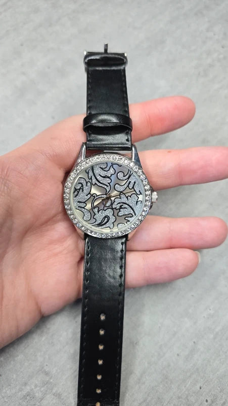 Montre vintage - femme - noir simili cuir - cadran strass argenté motif paillettes - élégant chic