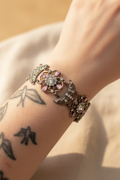 Bracelet manchette vintage chic - fleurs lune strass perles argent vieilli - ajustable - rose blanc - élégant