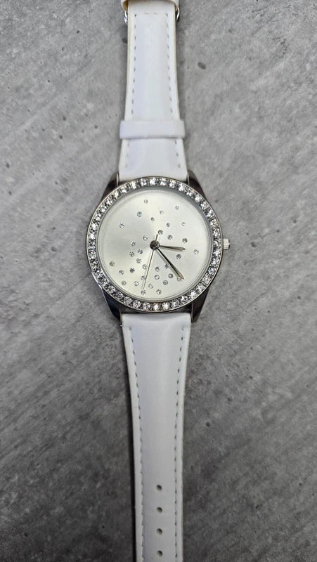 Montre vintage - femme - blanche simili cuir - cadran strass argenté - élégant chic - neuf