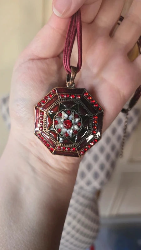 collier vintage - neuf - pendentif mandala rouge strass - motif floral oriental - strass argenté - baroque chic