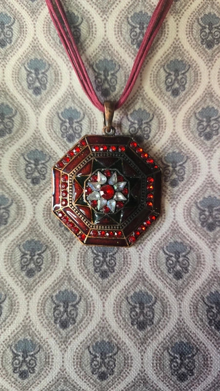 collier vintage - neuf - pendentif mandala rouge strass - motif floral oriental - strass argenté - baroque chic