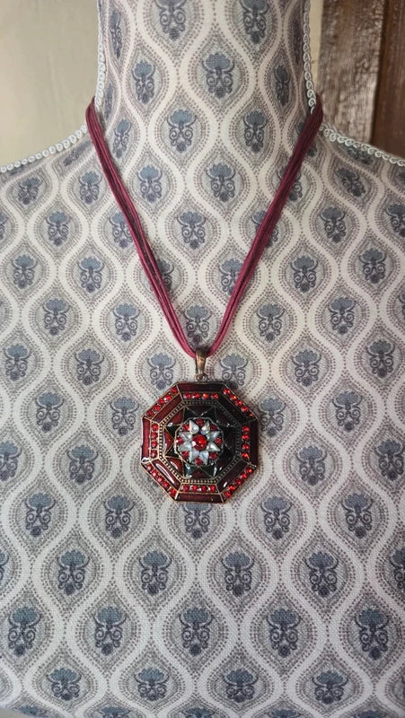 collier vintage - neuf - pendentif mandala rouge strass - motif floral oriental - strass argenté - baroque chic