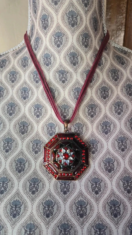 collier vintage - neuf - pendentif mandala rouge strass - motif floral oriental - strass argenté - baroque chic