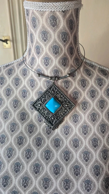 Collier vintage - argenté vieilli - pendentif losange pierre turquoise style ethnique - travail ornemental