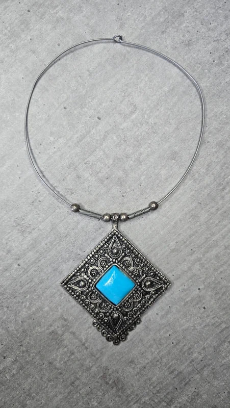 Collier vintage - argenté vieilli - pendentif losange pierre turquoise style ethnique - travail ornemental