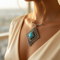 Collier vintage - argenté vieilli - pendentif losange pierre turquoise style ethnique - travail ornemental