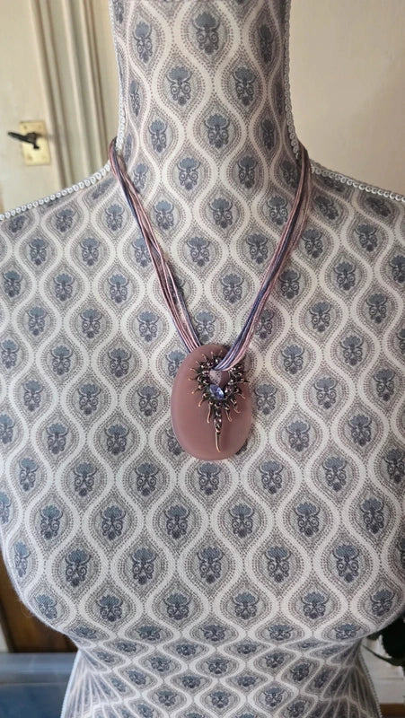 Collier vintage - pendentif métal ajouré style soleil - strass violet rose - médaillon rosé - cordons