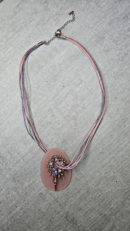 Collier vintage - pendentif métal ajouré style soleil - strass violet rose - médaillon rosé - cordons