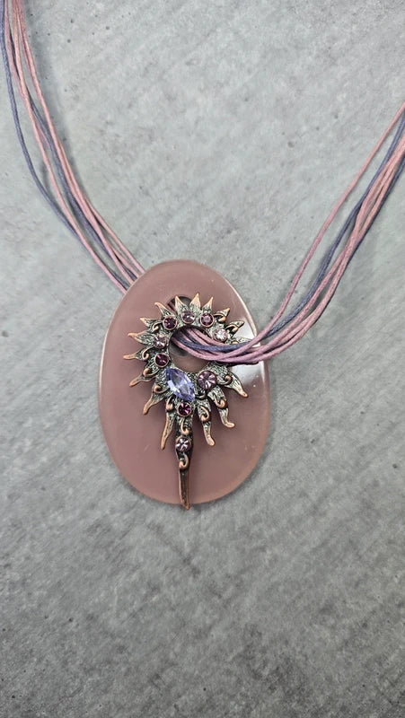 Collier vintage - pendentif métal ajouré style soleil - strass violet rose - médaillon rosé - cordons