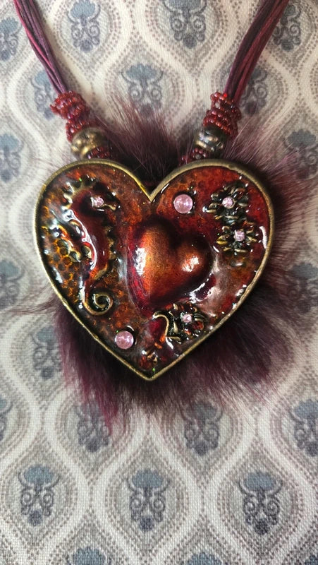 collier baroque vintage - neuf - pendentif coeur fourrure strass effet émaillé brillant - rouge rose bordeaux