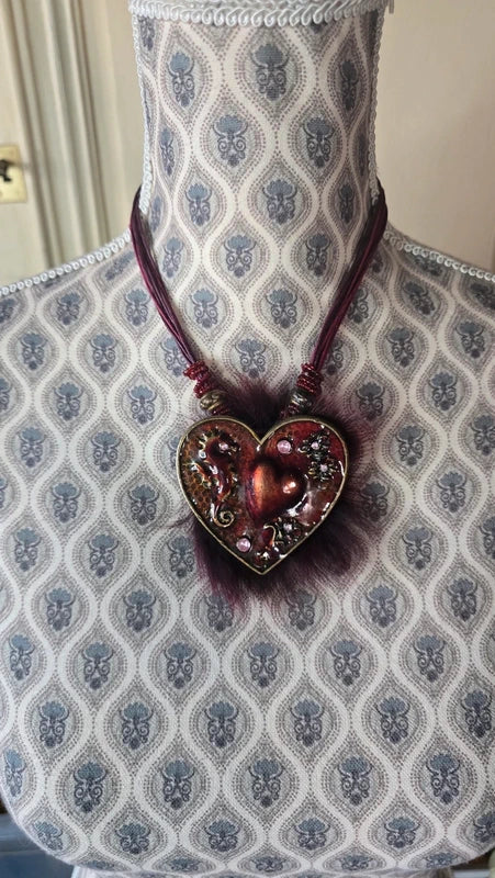 collier baroque vintage - neuf - pendentif coeur fourrure strass effet émaillé brillant - rouge rose bordeaux