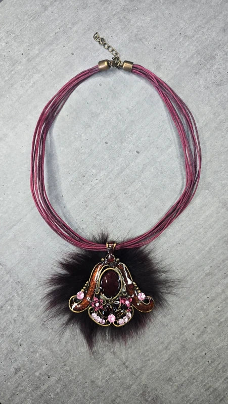 collier vintage - neuf - pendentif baroque fleurs fourrure strass relief brillant - rose rouge bordeaux