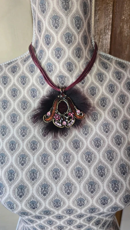 collier vintage - neuf - pendentif baroque fleurs fourrure strass relief brillant - rose rouge bordeaux